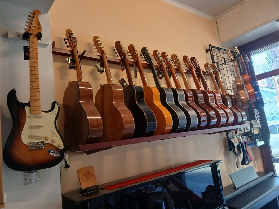 Guitarres clàssiques penjades a la botiga