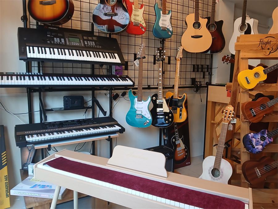 Teclats, guitarres elèctriques i ukeleles a la botiga